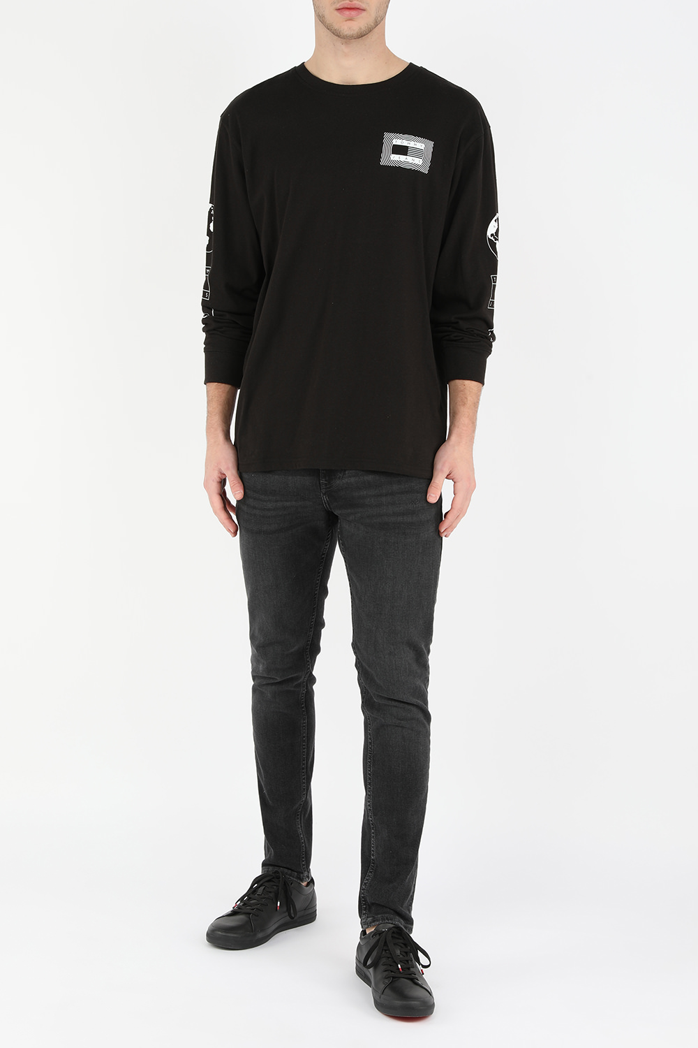 מכנסי סקיני ג'ינס בשטיפה כהה עם שפשופים